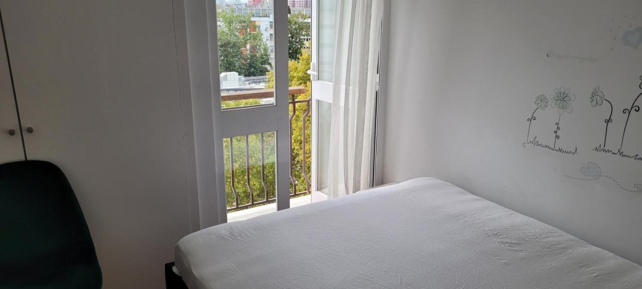 Comfy Room Near Metro & Airport Lisbona Esterno foto